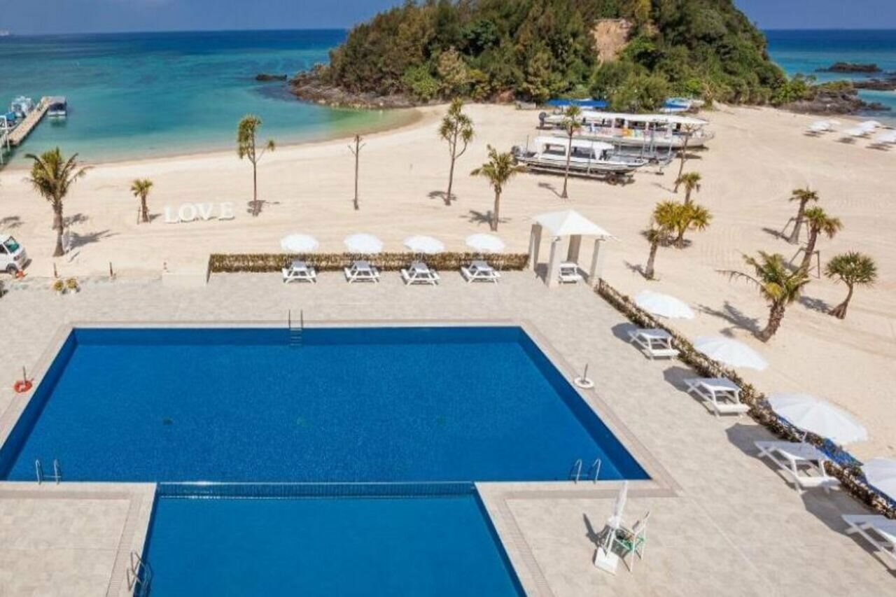 Фото Okinawa Kariyushi Lch Resort on the Beach