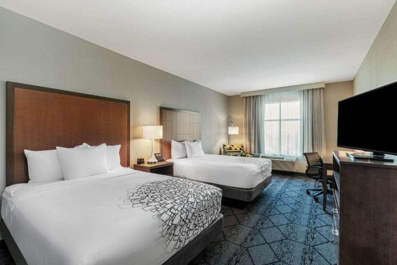 Фото La Quinta Inn & Suites by Wyndham Kansas City Beacon Hill