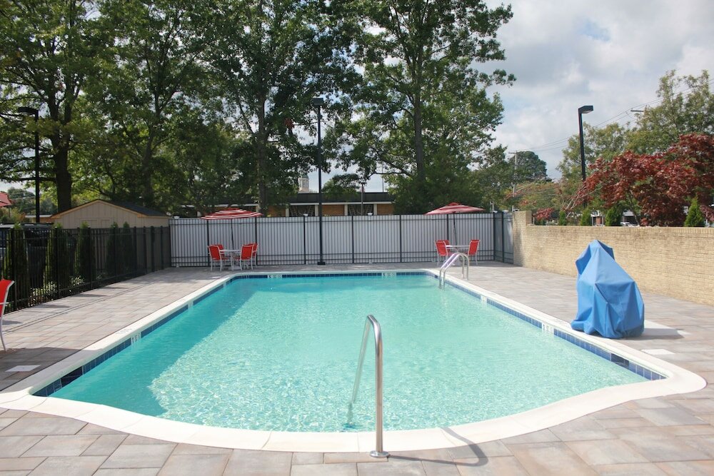 Фото Days Inn by Wyndham Woodbury Long Island