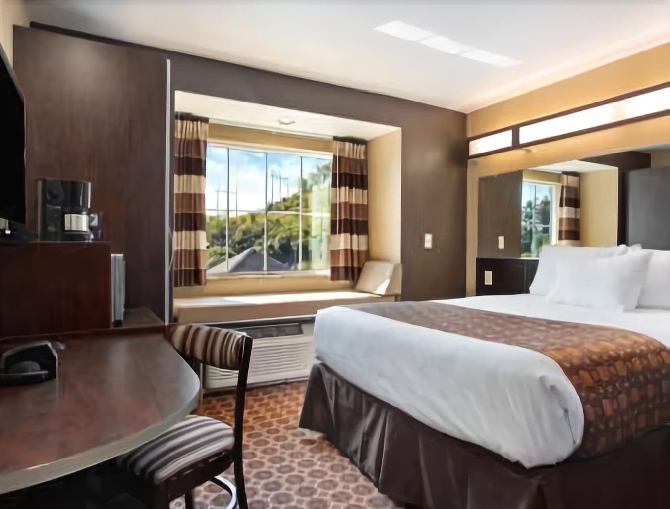 Фото SureStay Plus Hotel by Best Western Buckhannon