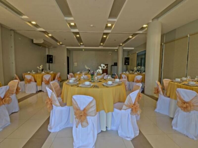 Фото Empire Suites Hotel