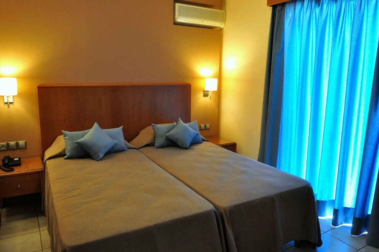 Фото Sandy's Studios Apartments & Log Villas