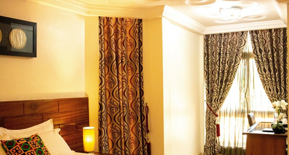 Фото Airport West Hotel