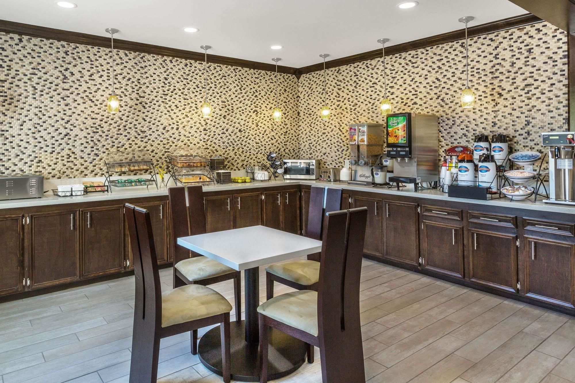 Фото Comfort Inn & Suites North Little Rock Jfk Blvd