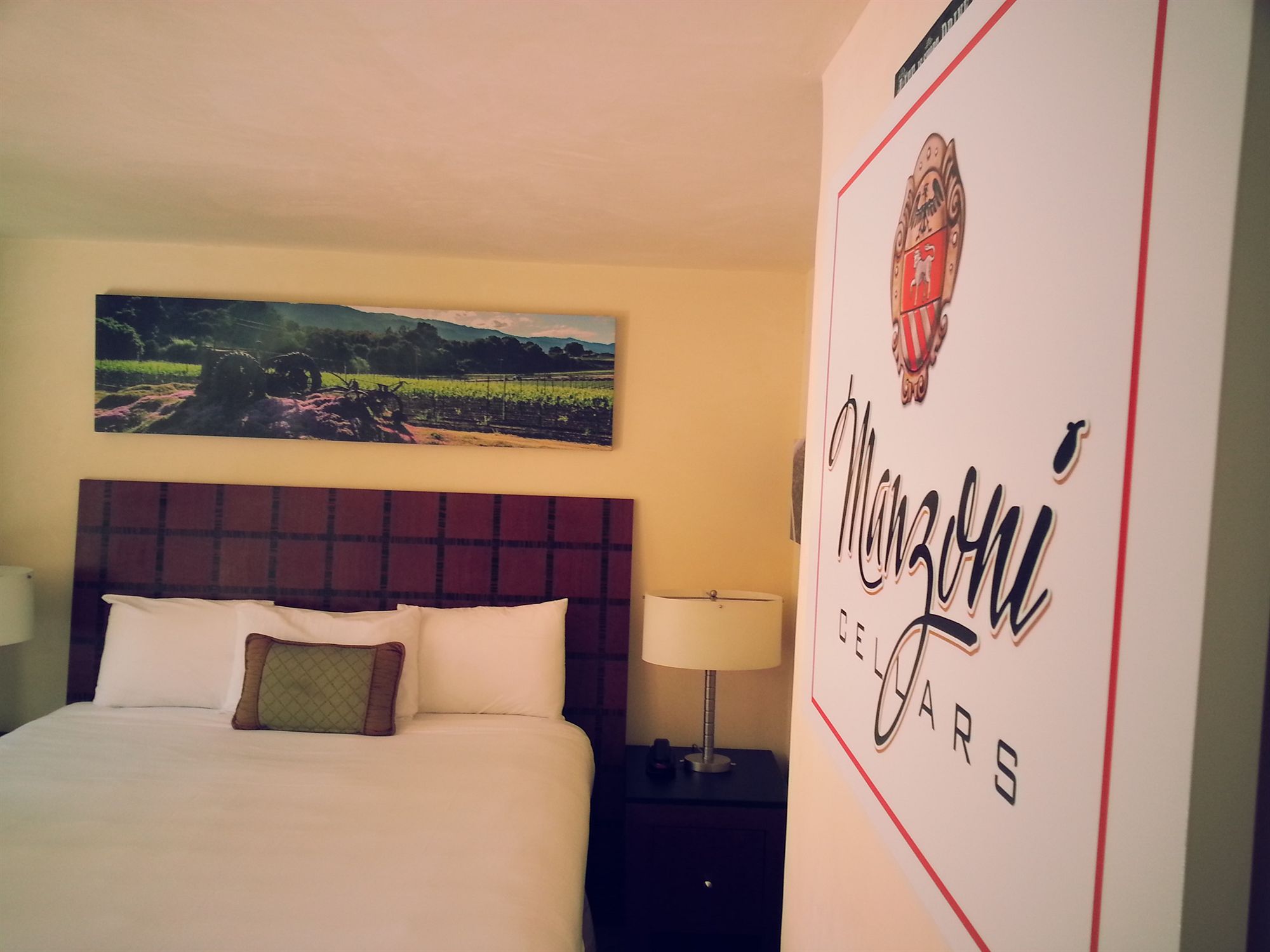 Фото Vendange Carmel Inn & Suites