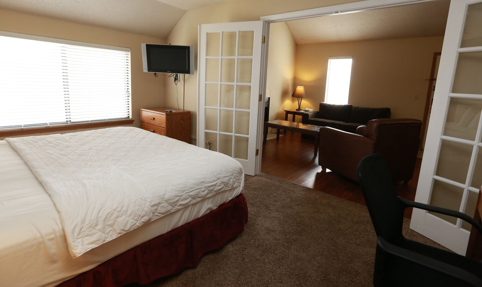 Фото Sterling Hotel and Suites