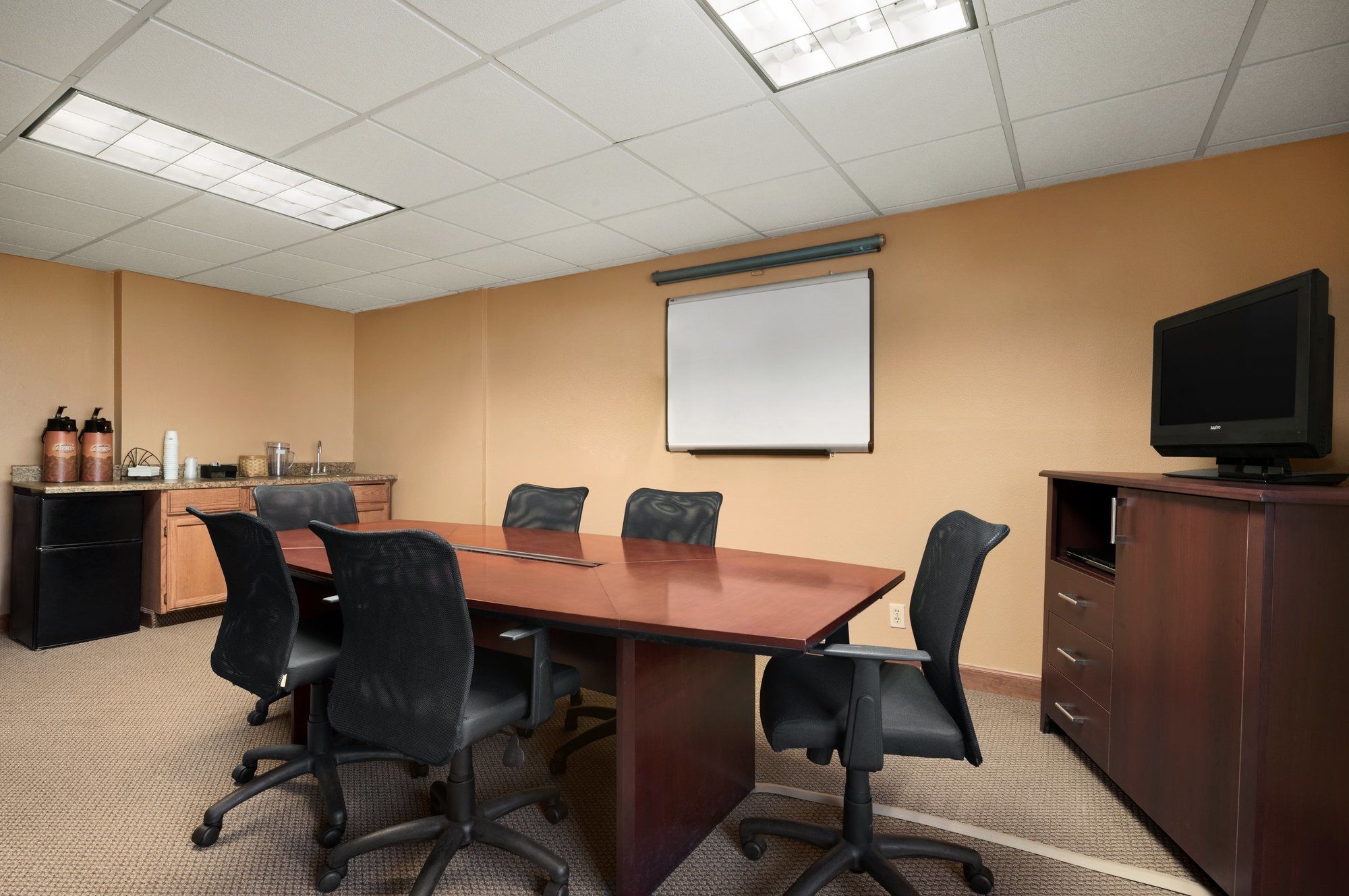 Фото Days Inn & Suites by Wyndham Kansas City South