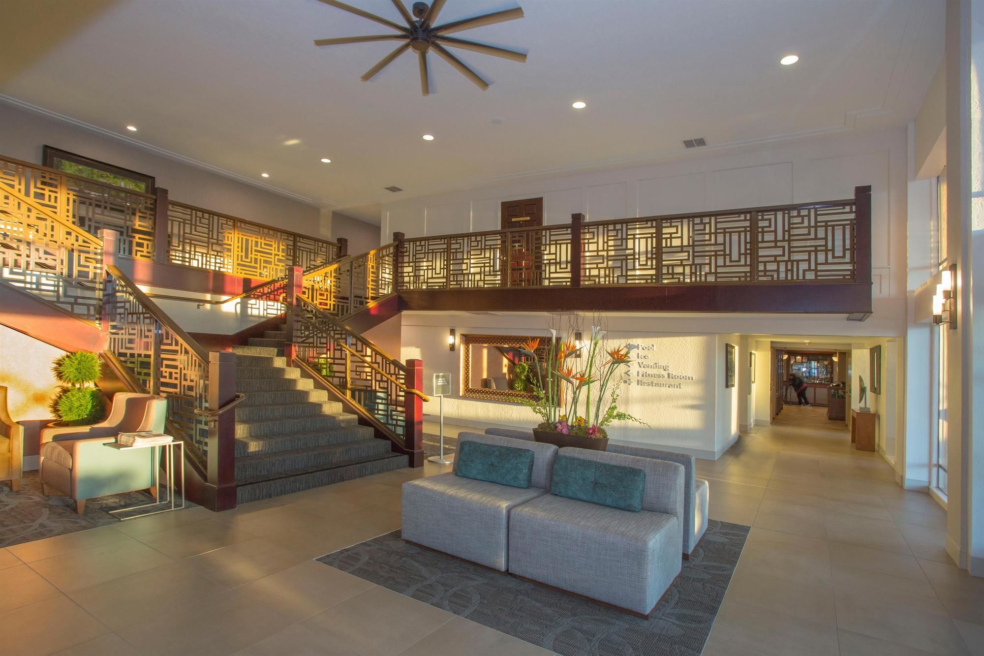 Фото Best Western Plus Hilltop Inn