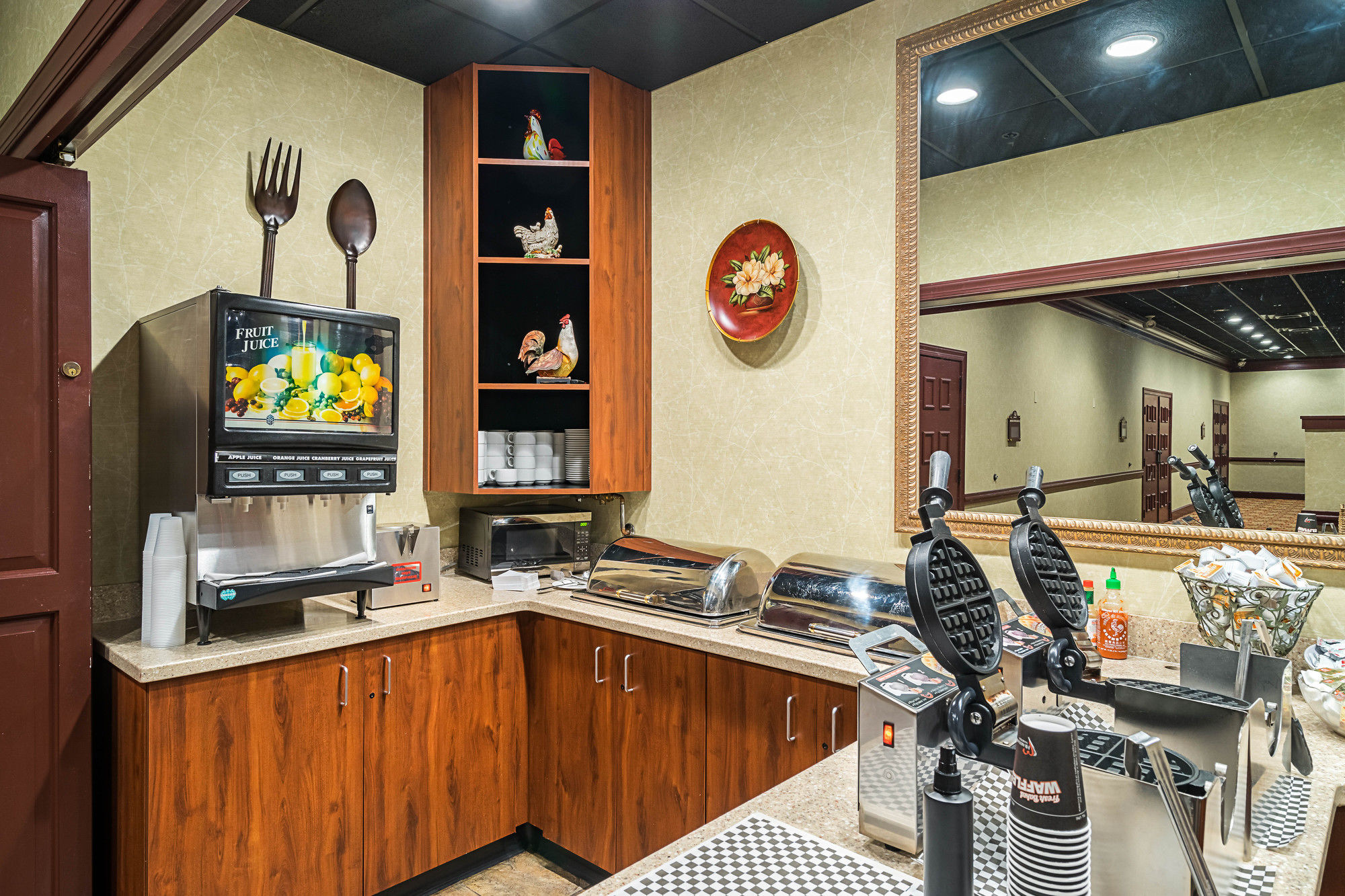 Фото Red Roof Inn & Suites Wilmington - New Castle