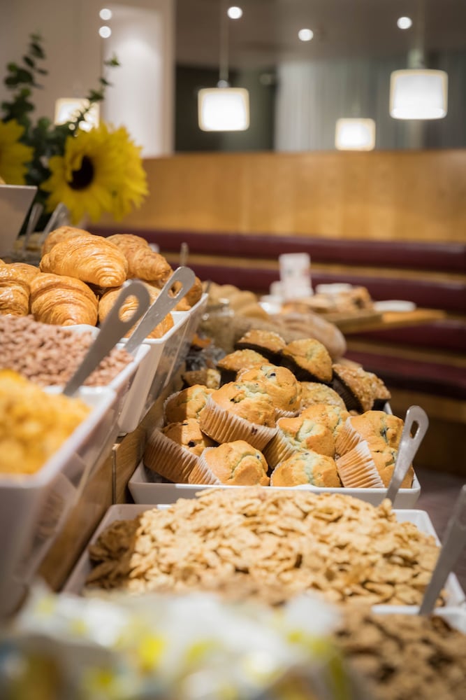 Фото Clayton Hotel Cardiff Lane