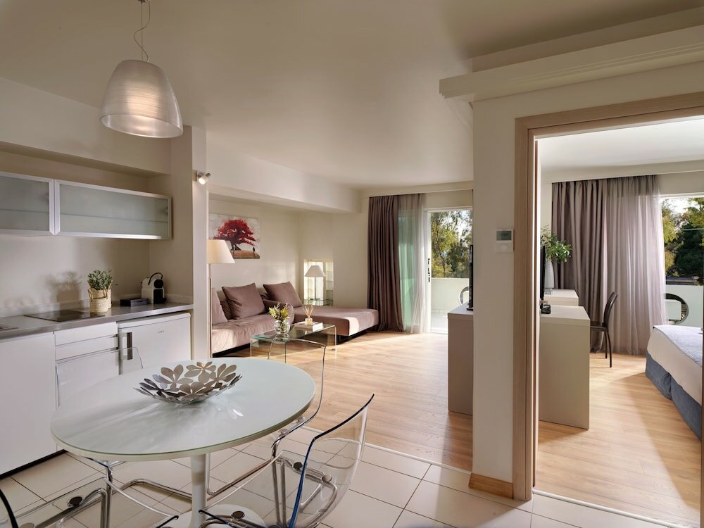 Фото Blazer Suites Hotel