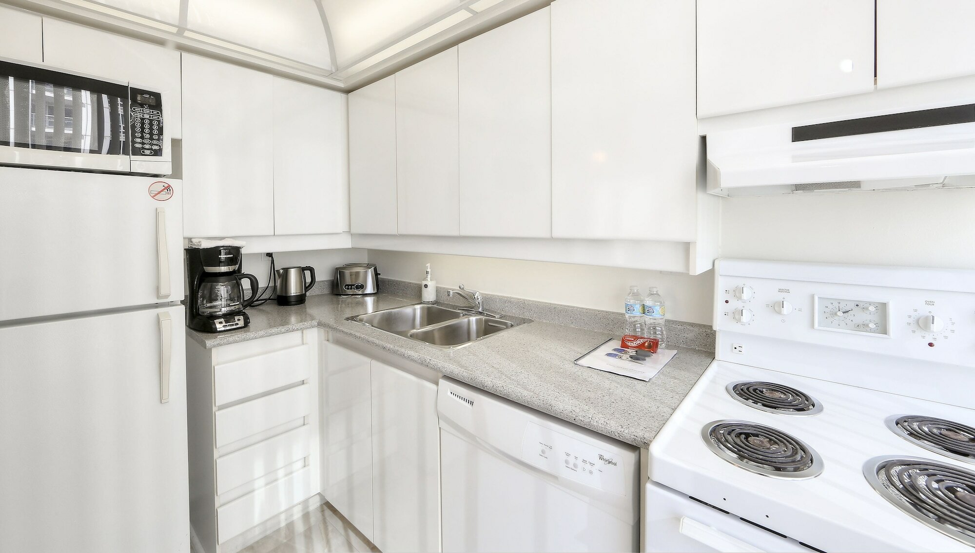 Фото Canada Suites - 832 Bay St