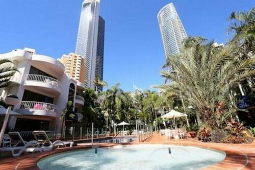 Гостиница St Tropez Apartments в Голд-Кост