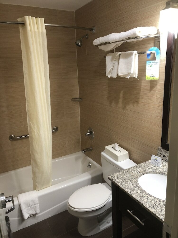 Фото Days Inn by Wyndham Brooklyn Borough Park