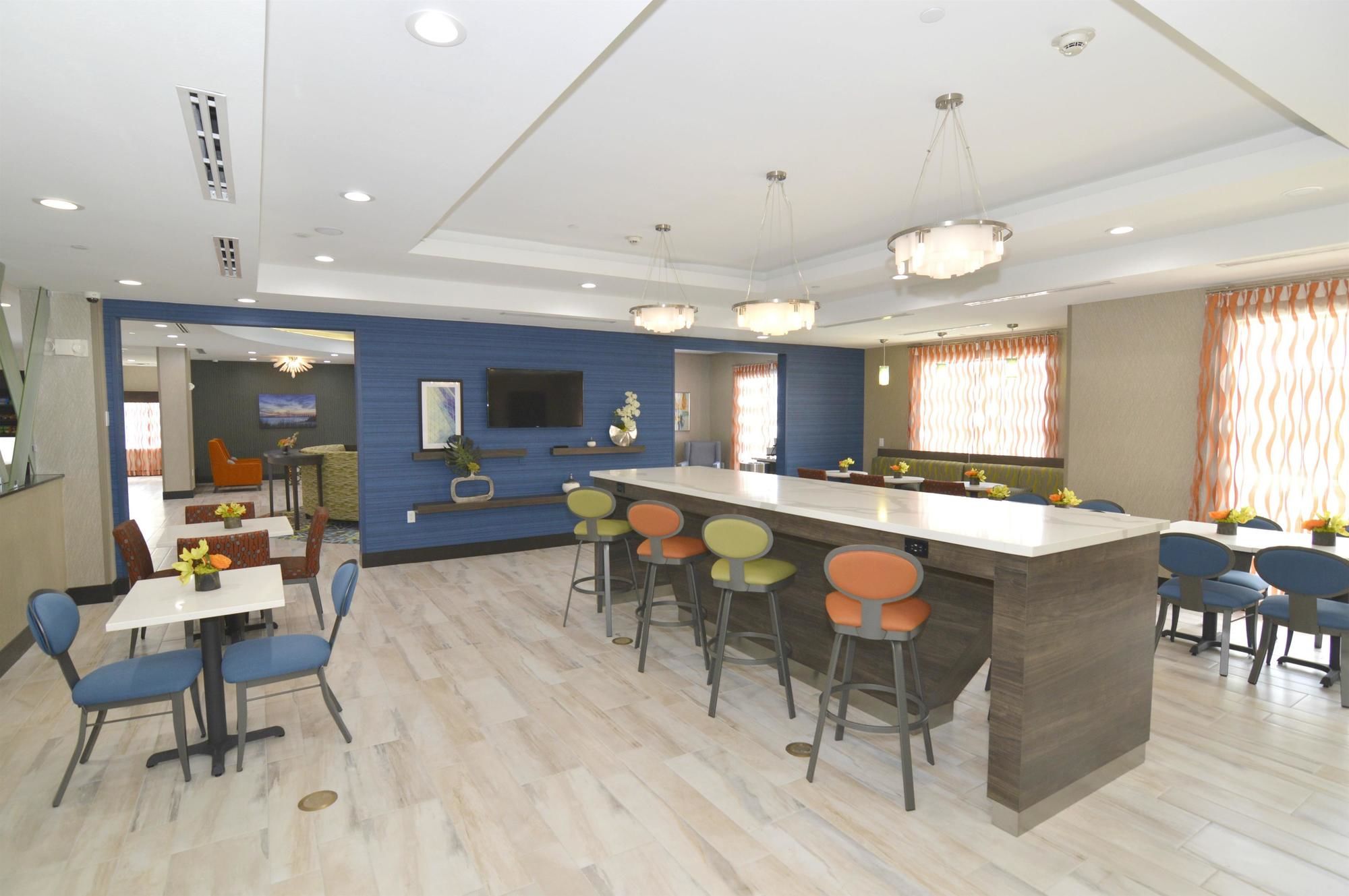 Фото Best Western Plus Pasadena Inn & Suites