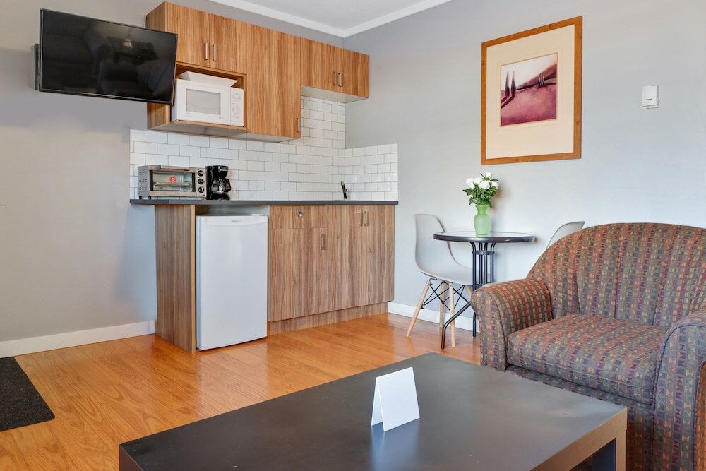 Фото Hotel Bethel - Fort MacLeod, Ab