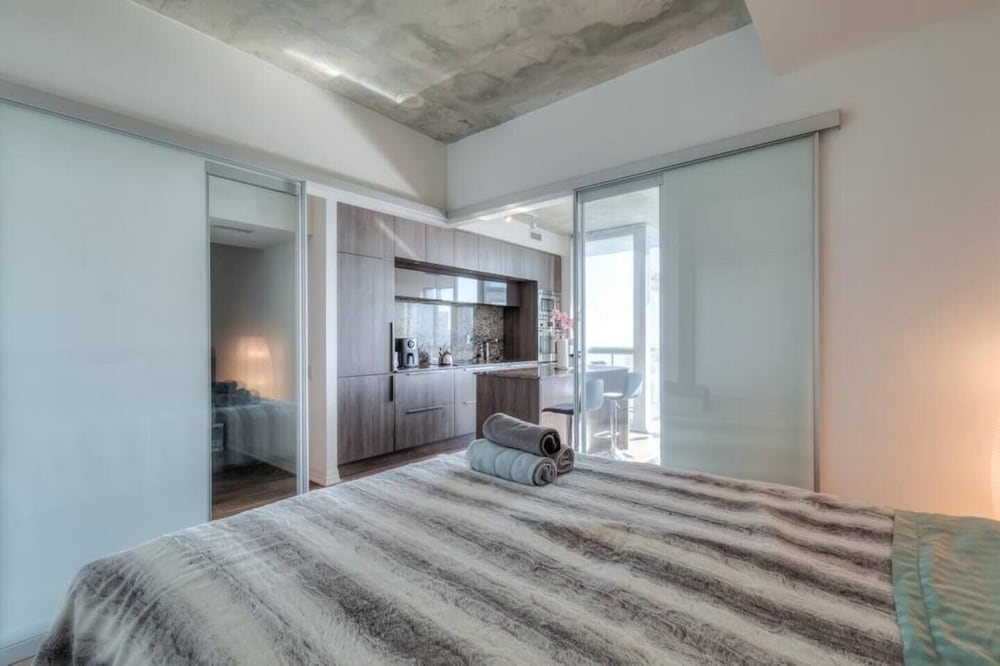 Фото Waterfront Yonge Apartments