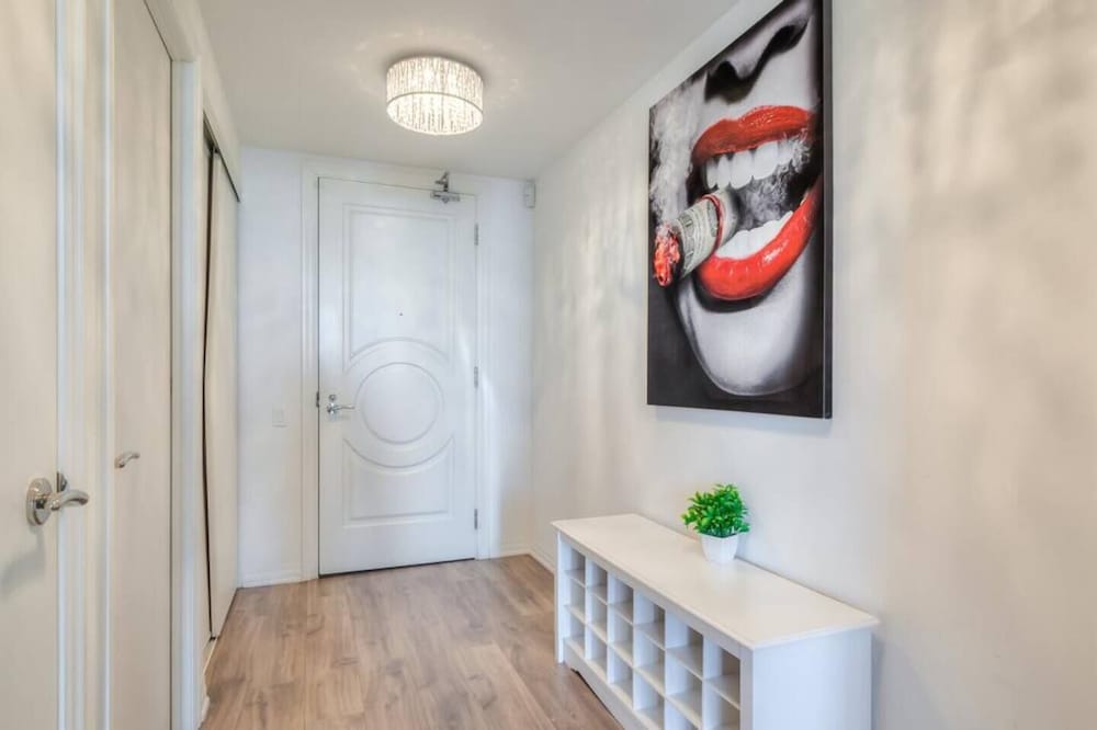 Фото Waterfront Yonge Apartments