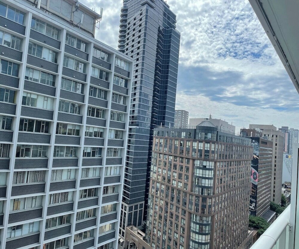 Фото Waterfront Yonge Apartments