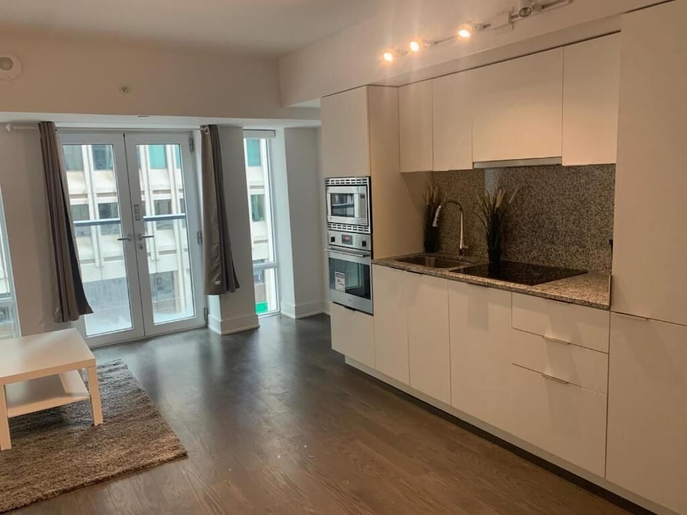 Фото Waterfront Yonge Apartments