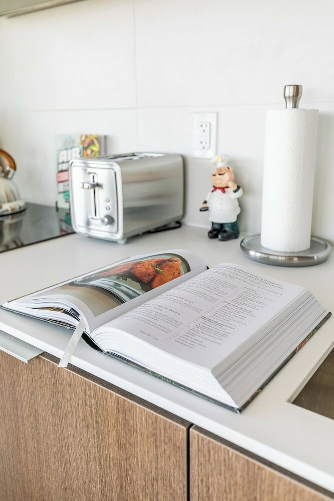 Фото Bonvoy Suites Eaton Centre