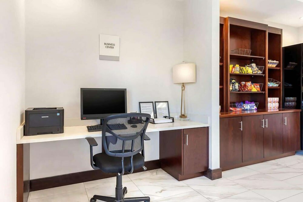 Фото Days Inn and Suites by Wyndham Oxford