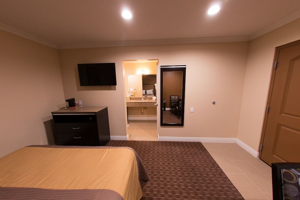 Фото Diamond Bell Inn & Suites