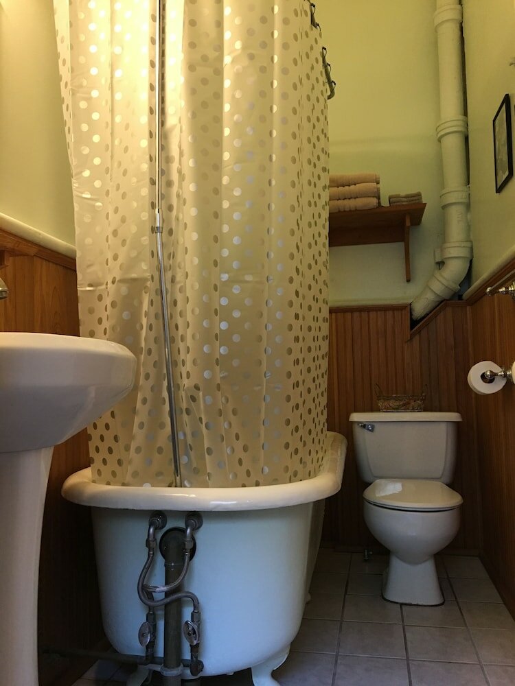 Фото Garden District B&b