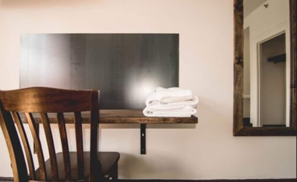 Фото The Bartlett Hotel and Guesthouse