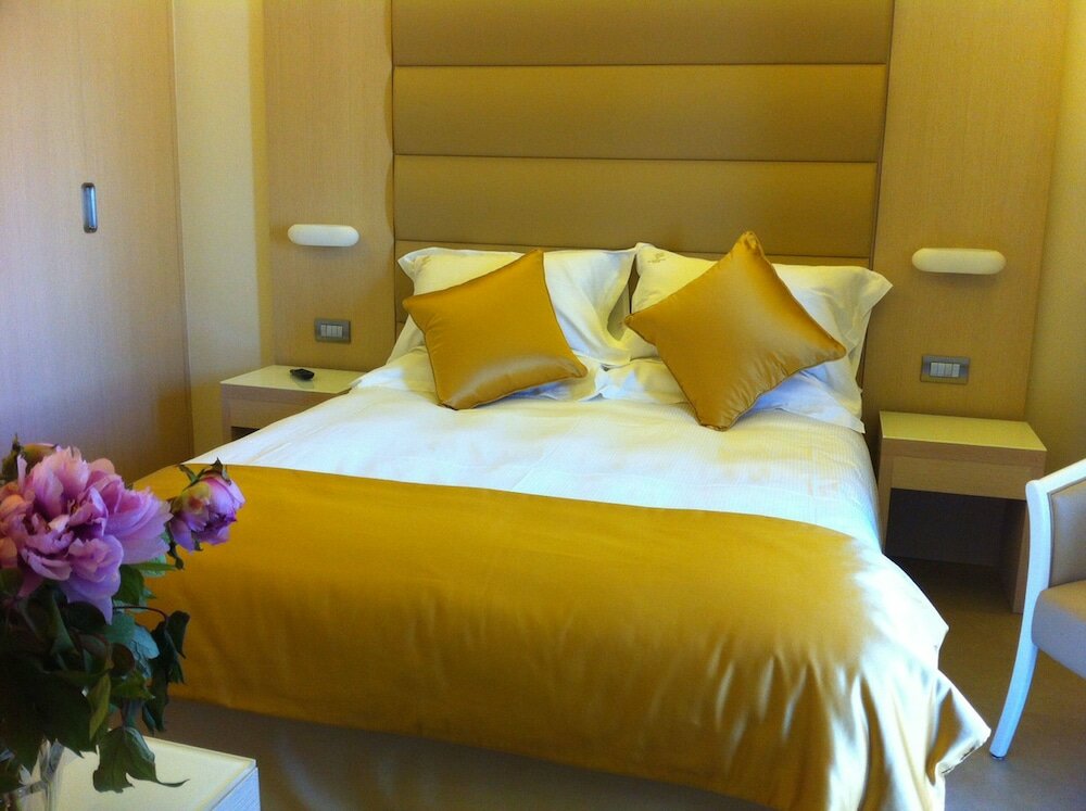 Фото Augustana House