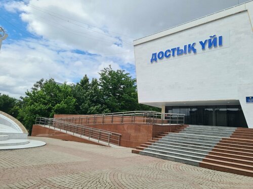 Жуынып жатқан жасырын камера қыз