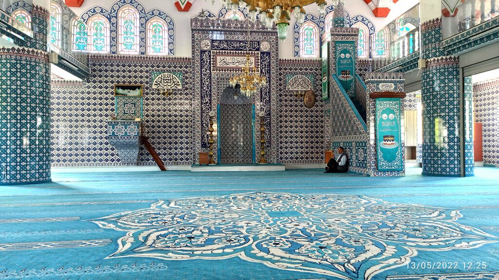 Mosque Merkez Cami, Istanbul, photo
