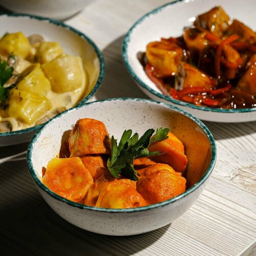 Қыз жағажайдағы кабинада сиқырды сорып жатыр