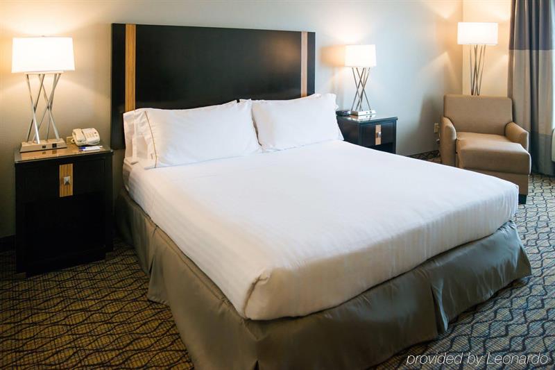Фото Holiday Inn Express Hotel & Suites Chanhassen, an Ihg Hotel