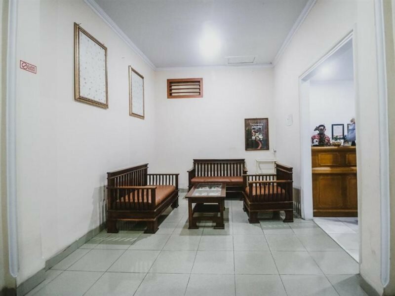 Фото RedDoorz Plus near Wtc Batanghari Mall