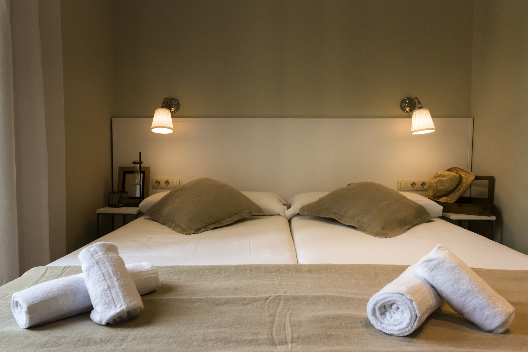 Фото Four Petals Boutique Apartments