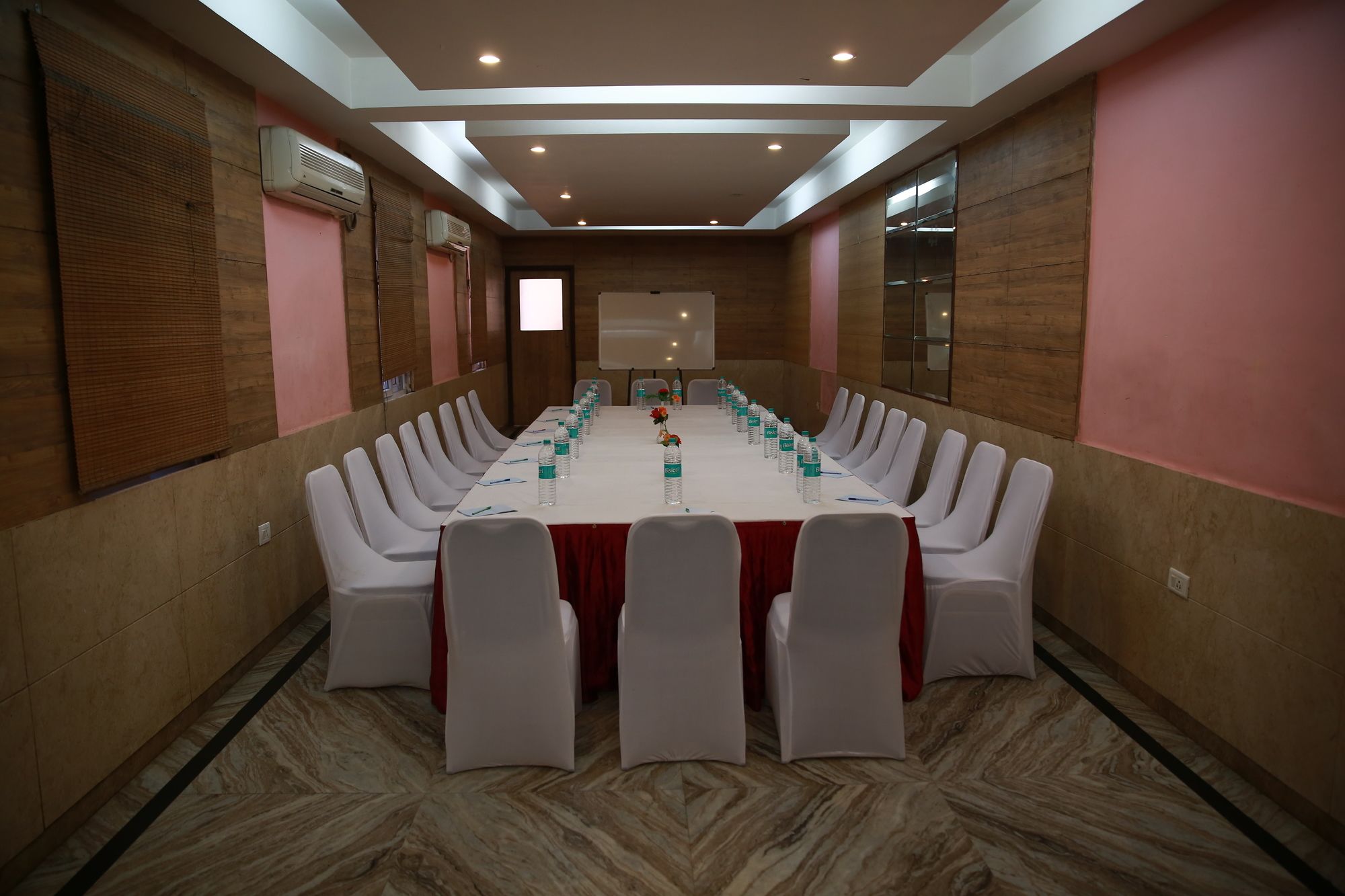 Фото Maple Tree Hotels