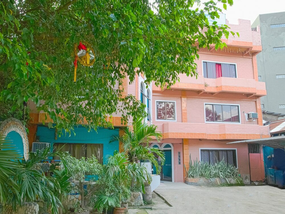 Фото Oyo 749 La Maria Pension And Tourist Inn Hotel