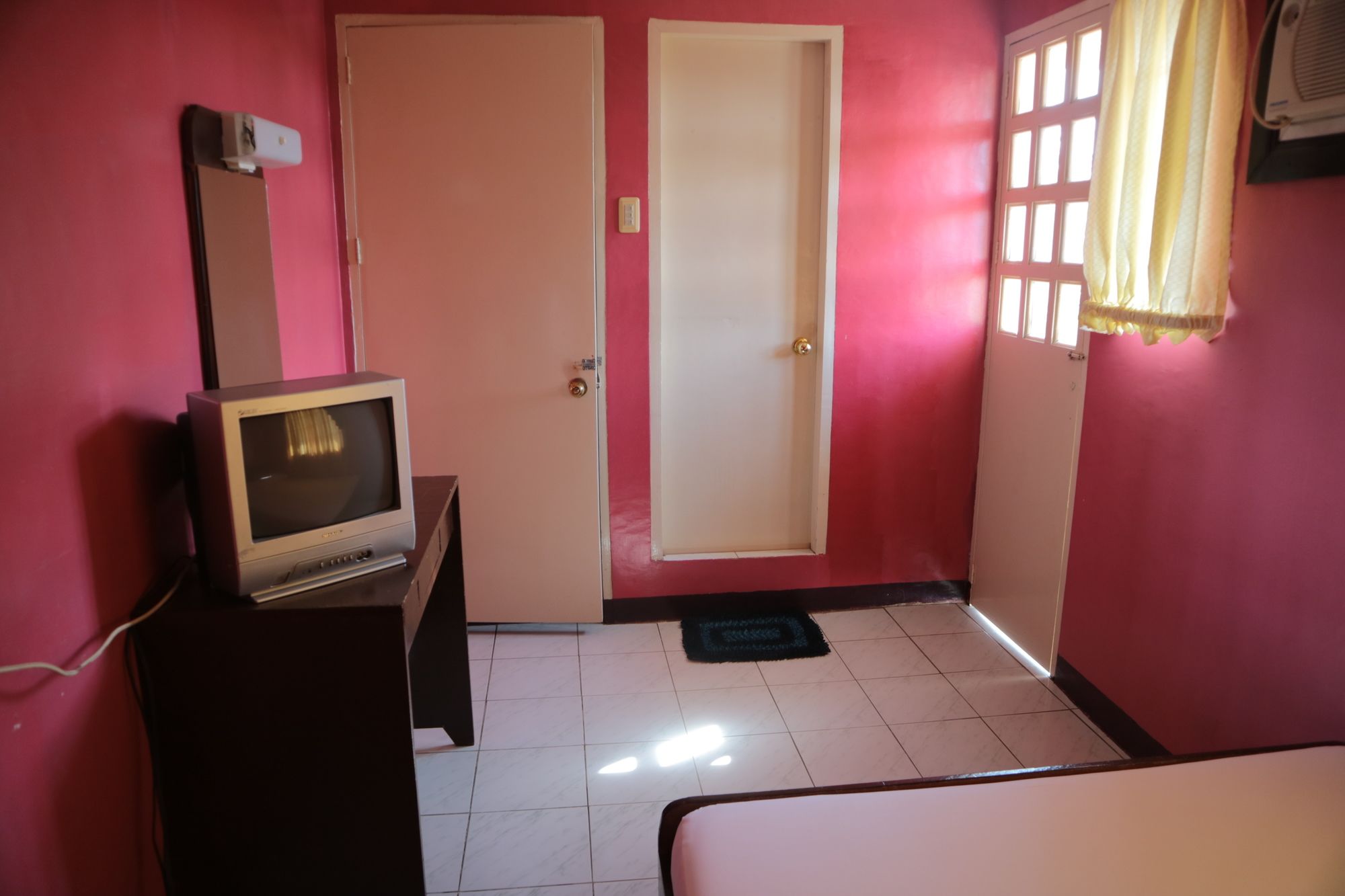 Фото Mellow Apartelle and Tourist Inn