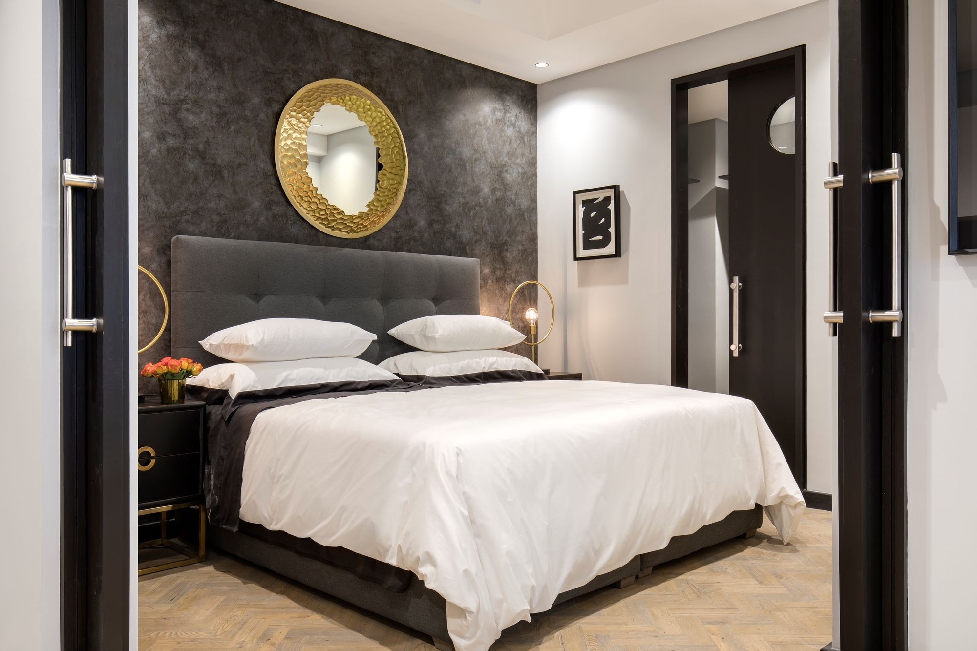 Фото The Onyx Apartment Hotel