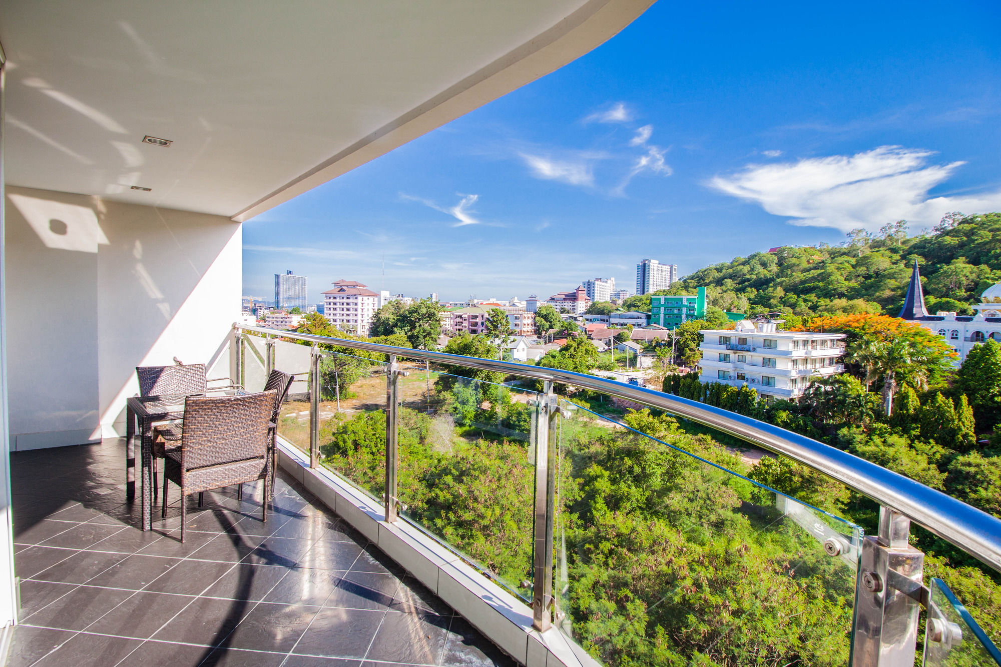 Фото Hyde Park Residence by Pattaya Sunny Rentals