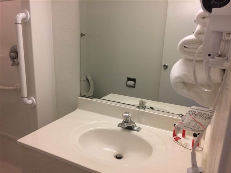 Фото Travelodge by Wyndham Raton