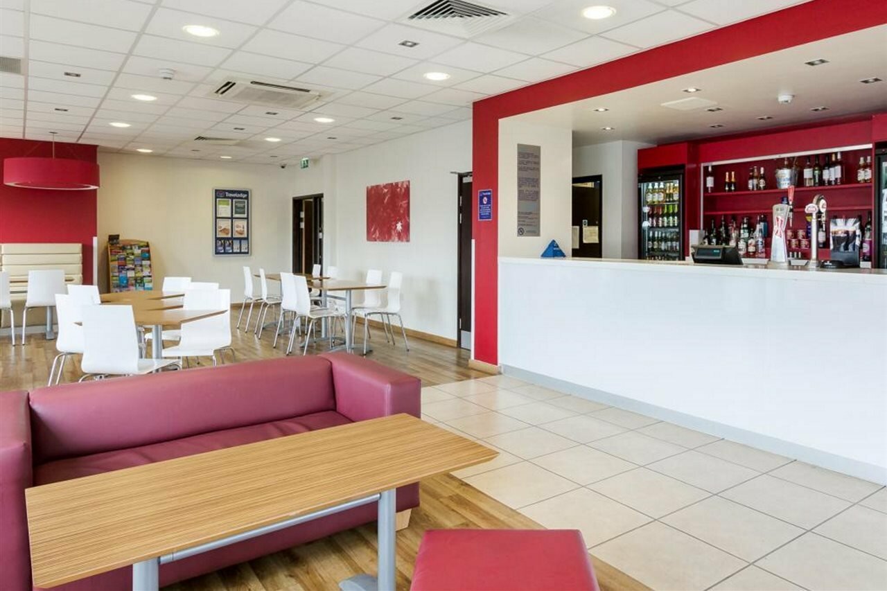 Фото Travelodge Camberley Central
