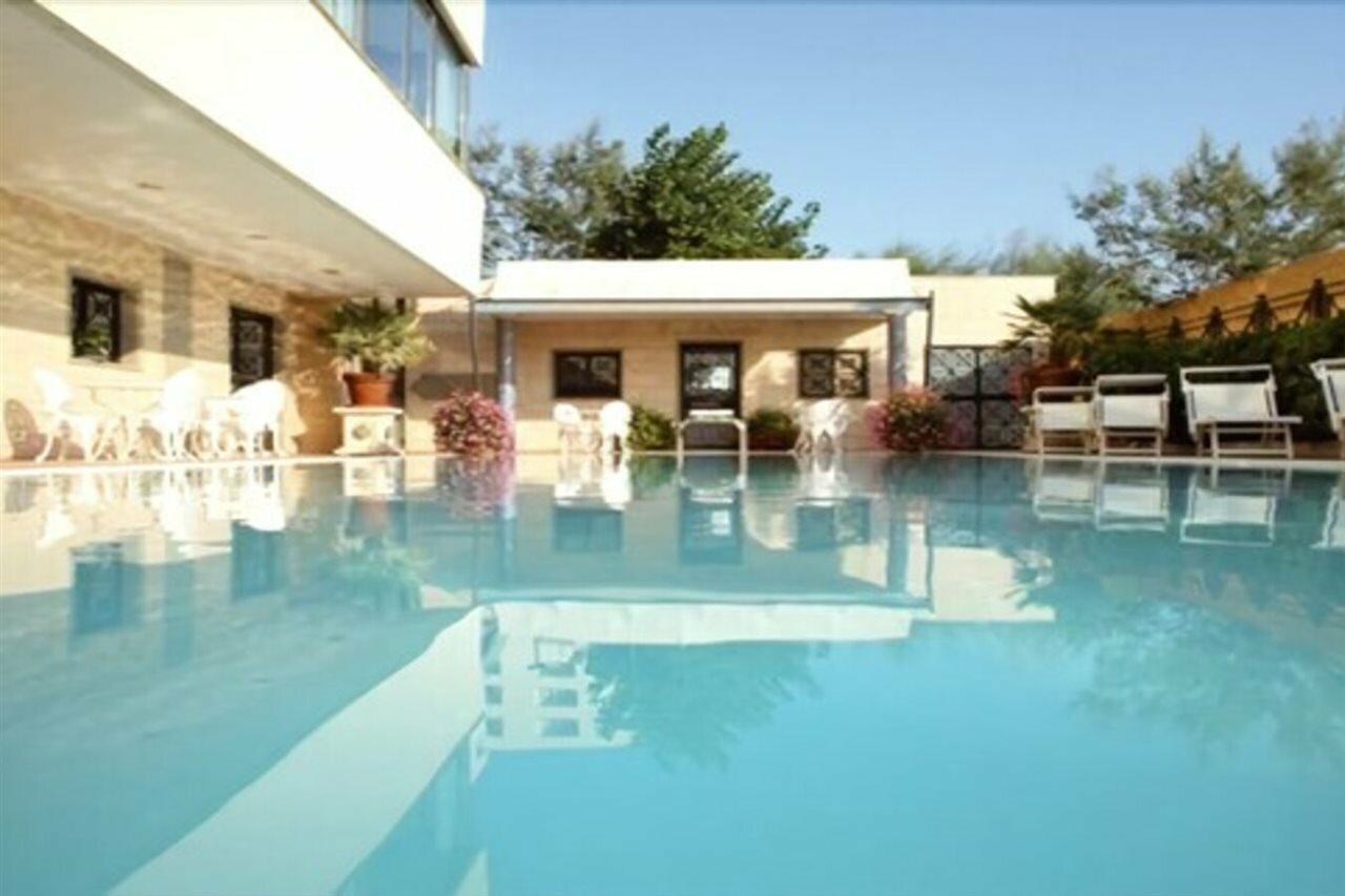 Фото отеля 1