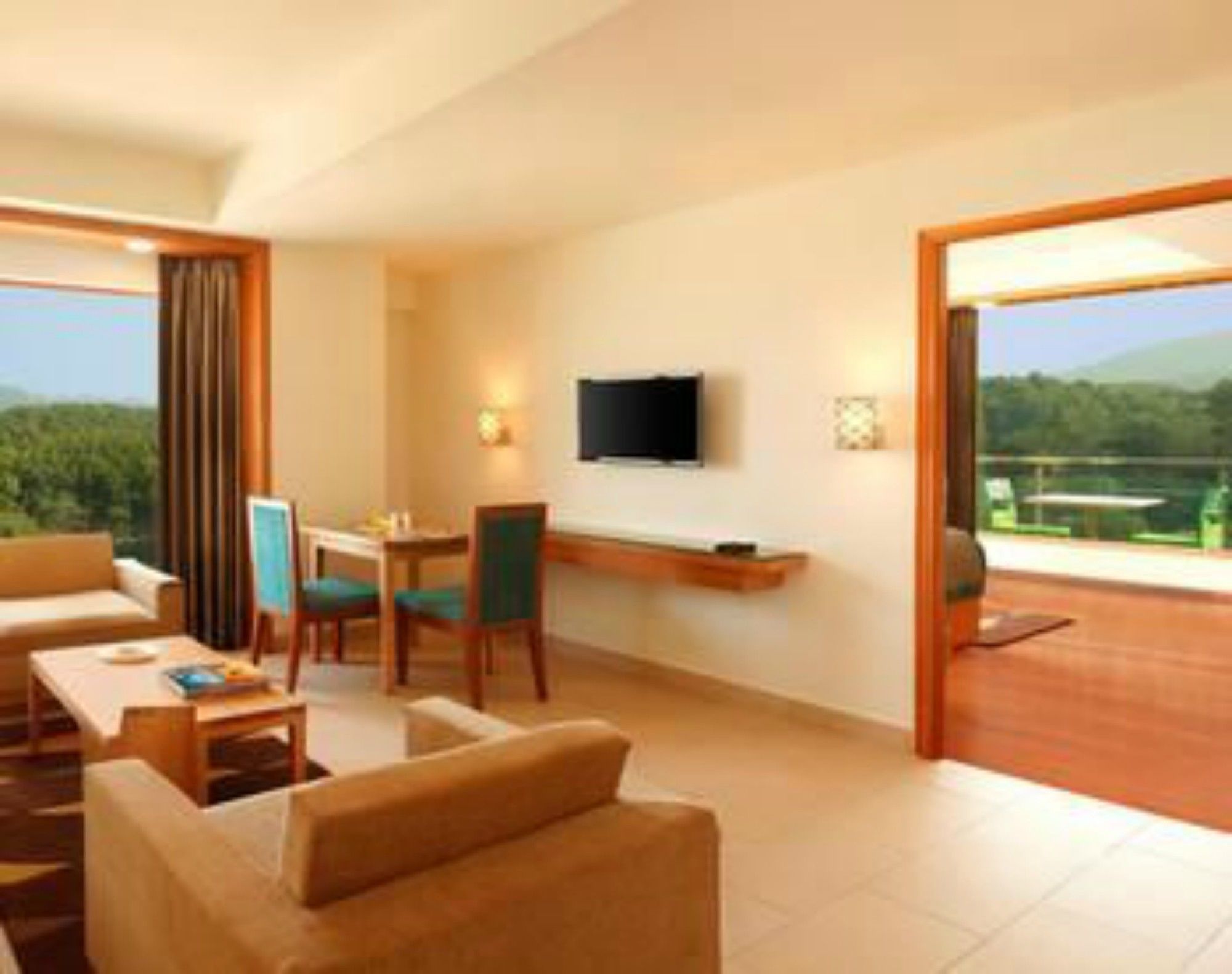 Фото Lemon Tree Hotel, Dehradun