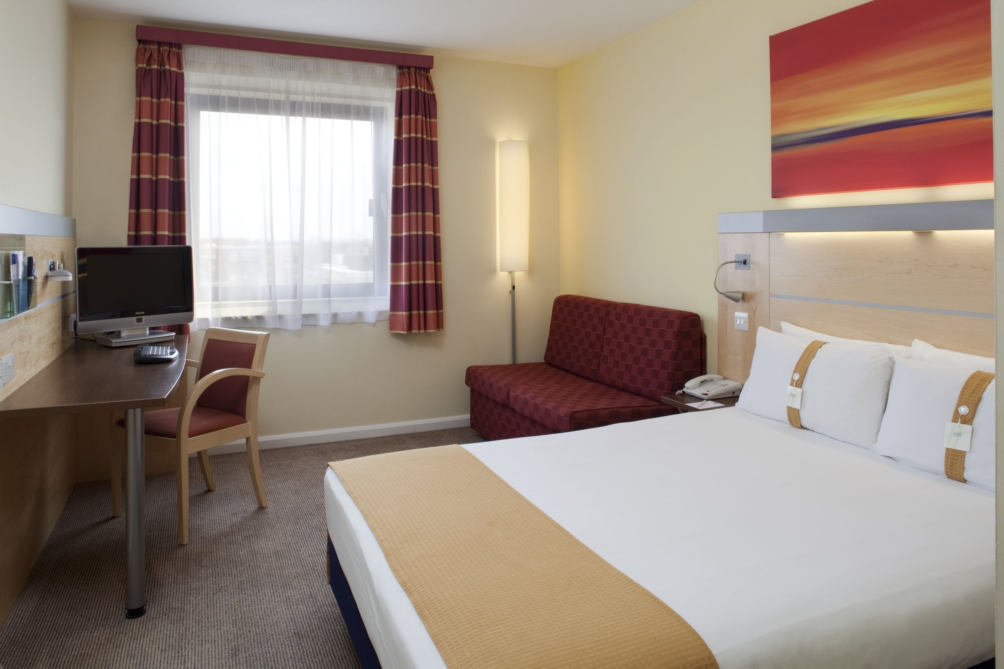 Фото Holiday Inn Express London - Newbury Park, an Ihg Hotel