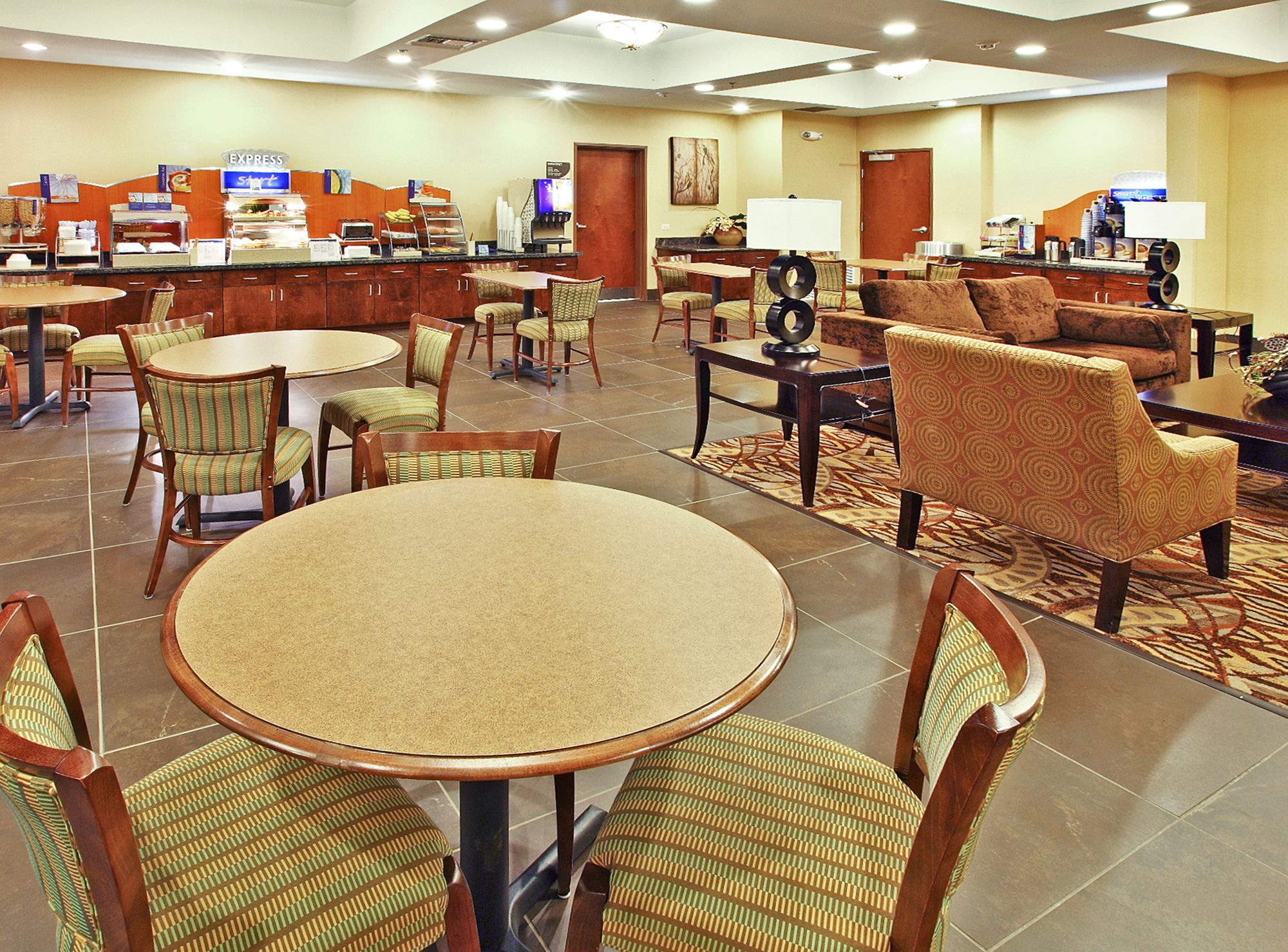 Фото Holiday Inn Express & Suites Carthage