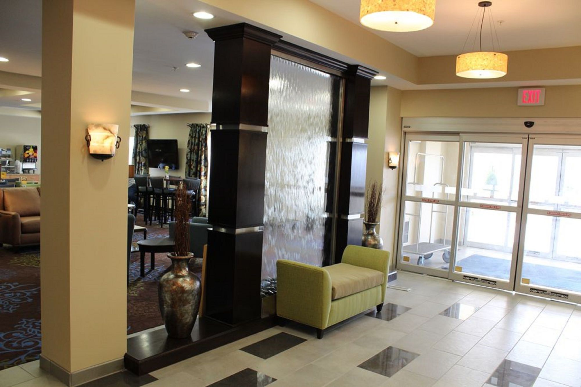 Фото Holiday Inn Express Hotel & Suites Albert Lea - I-35, an Ihg Hotel