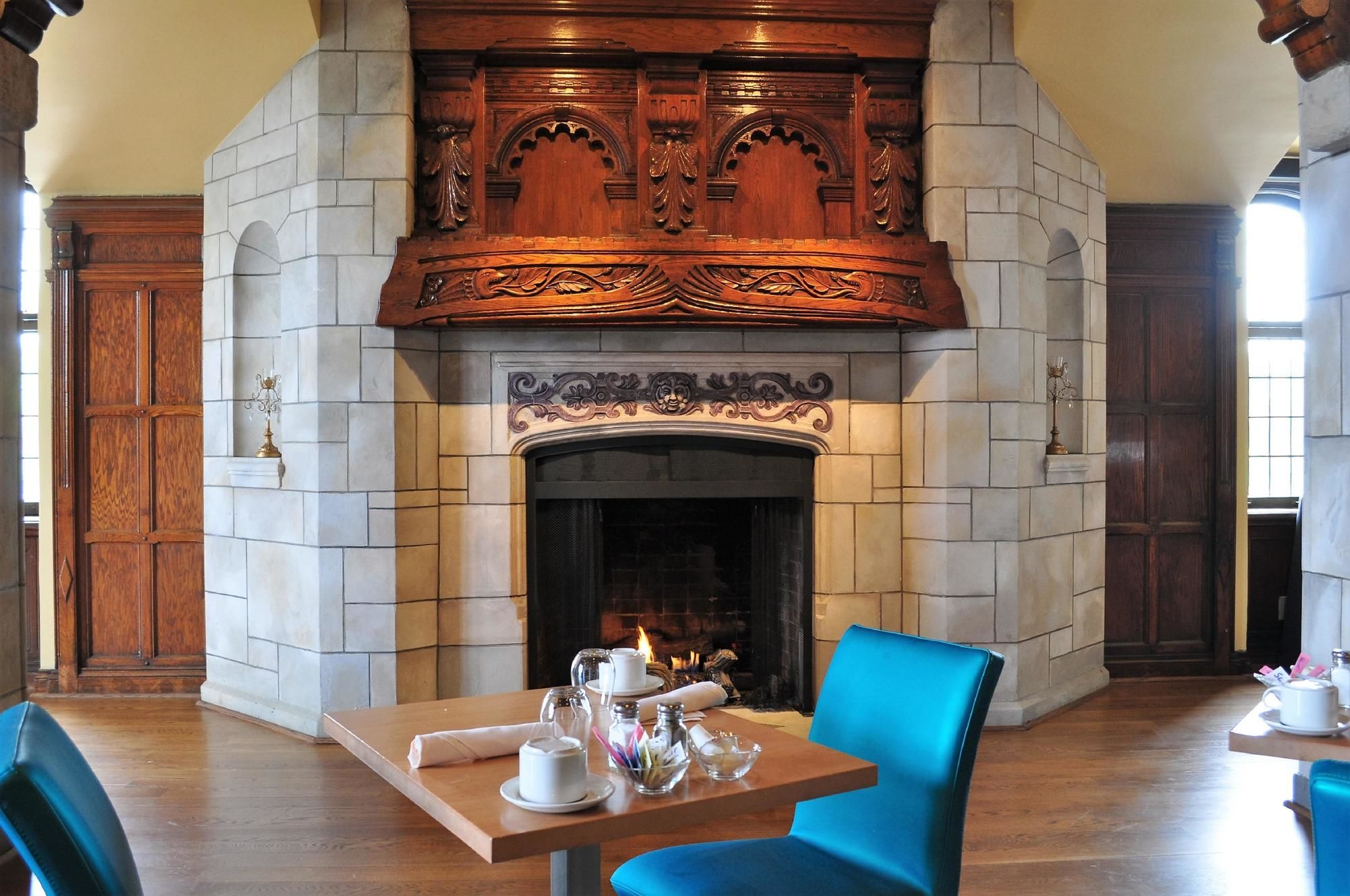 Фото The Tudor Arms Hotel Cleveland - a DoubleTree by Hilton