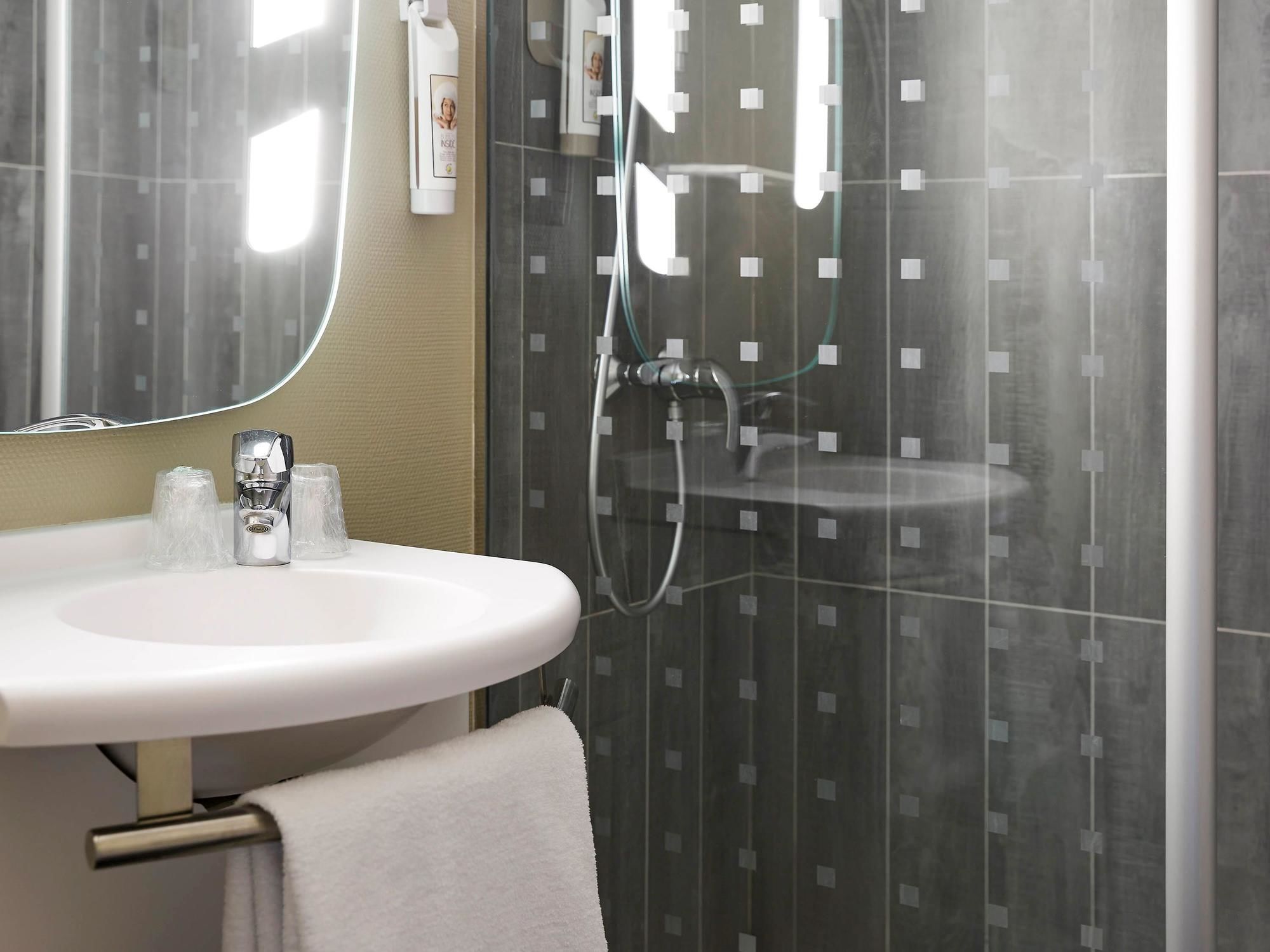 Фото ibis Paris Canal Saint-Martin Hotel